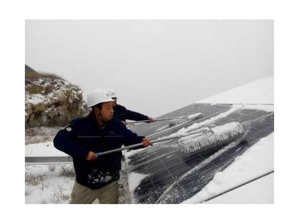 下雪天光伏電站荷載超標(biāo)，極易引發(fā)坍塌，速清理積雪